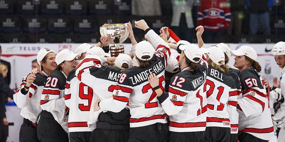 Kanādas hokejistes triumfē pasaules čempionātā, bronzu izcīna Čehija