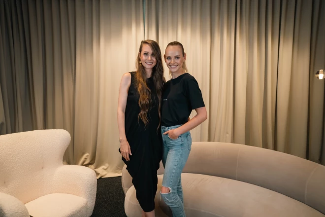 Žurnāliste Laura Saulīte un supermodele Ginta Lapiņa