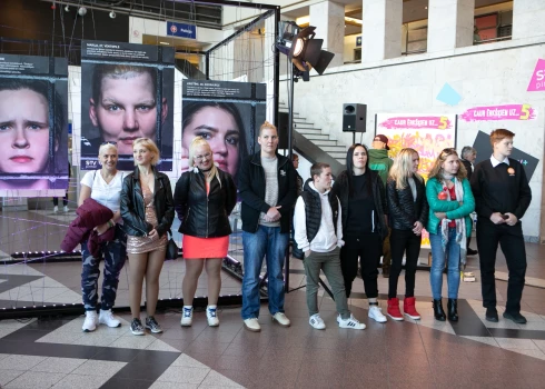 FOTO: Rīgas Centrālajā stacijā sveic "Caur ērkšķiem uz..." piektās sezonas dalībnieces