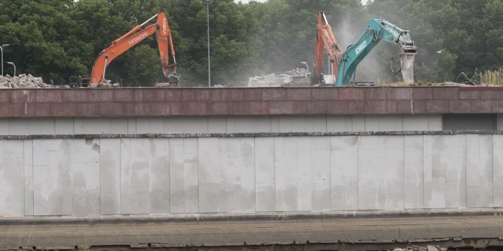 Uzvaras parkā turpinās bijušā pieminekļa kompleksa demontāžas darbi.