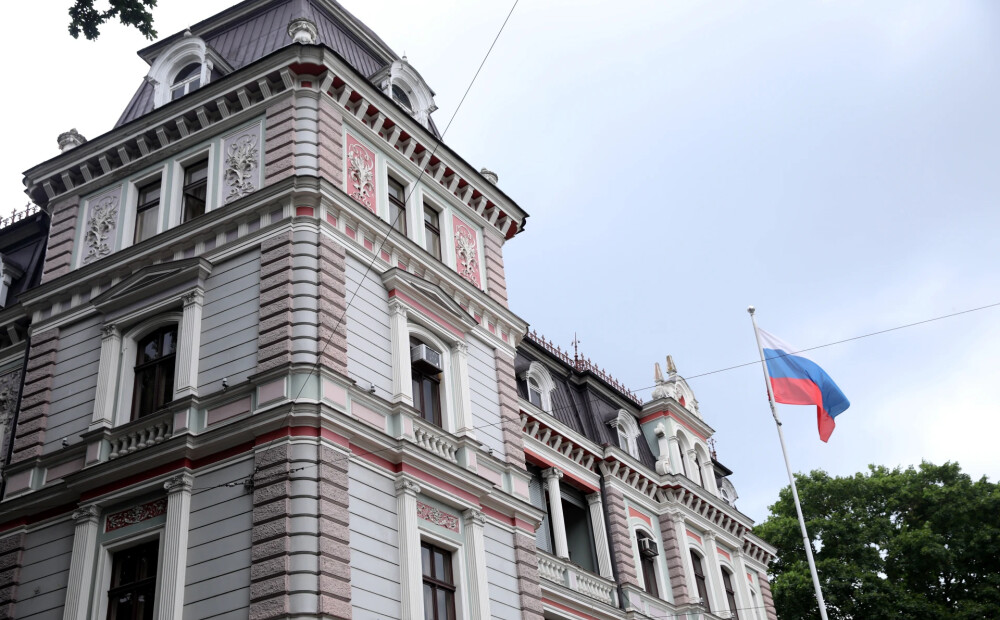 Krievijas vēstniecība joprojām nav nomainījusi ielas nosaukuma plāksnīti. Vai par to var sodīt?