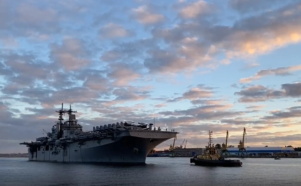 VIDEO: kas par skatu! Rīgas ostā lēni ieslīd līdz šim lielākais ASV karakuģis