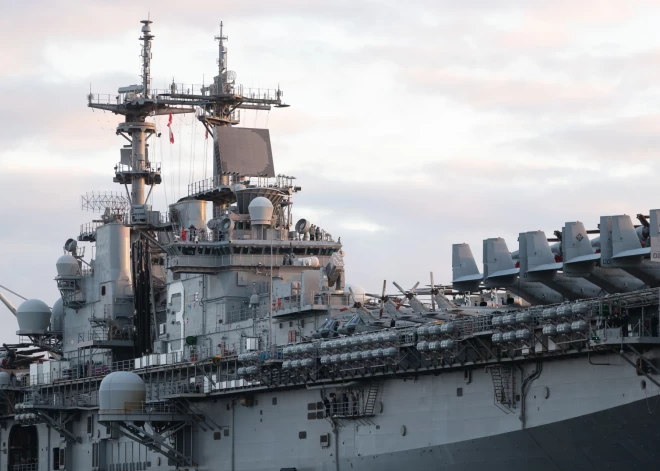 Šodienas agrā rītā Rīgas ostā ienācis ASV Jūras kara flotes WASP klases uzbrukuma desantkuģis USS “Kearsarge”. Tas ir līdz šim lielākais NATO spēku karakuģis, kuru uzņēmusi Latvijas galvaspilsētas osta.