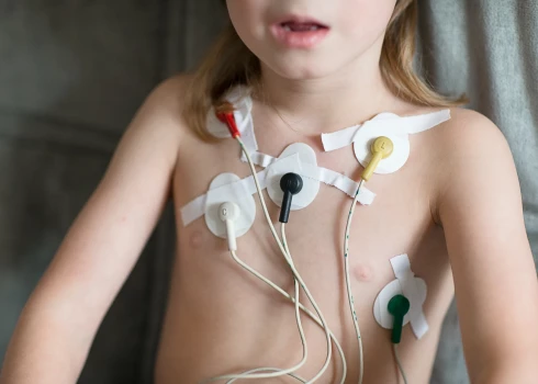 Ārsti ceļ trauksmi: trīs reizes pieaudzis endokrinoloģisko un sirds slimību skaits bērnu vidū
