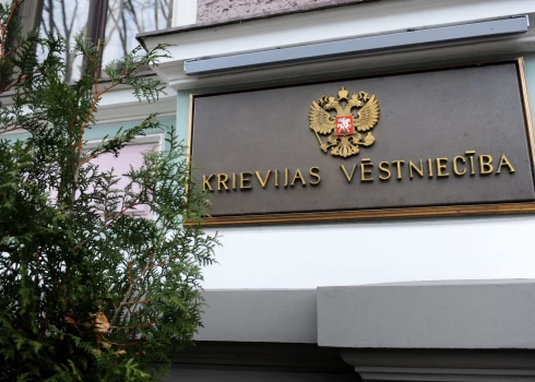 Krievijas vēstniecības Rīgā izkārtne.