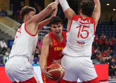Spānijas basketbolistiem smaga uzvara pret Turciju un pirmā vieta A apakšgrupā; Beļģija un Melnkalne iekļūst izslēgšanas spēlēs