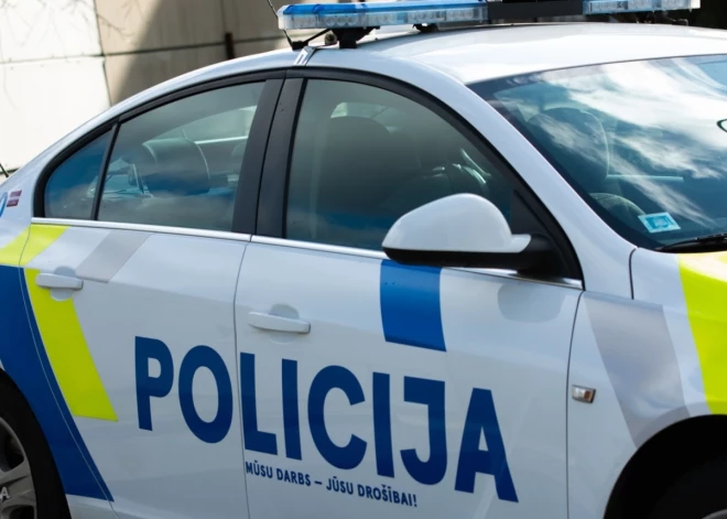 Policija aptur auto ar aizdomīgu numurzīmi un pie vadītāja atrod ieročus; sākts kriminālprocess