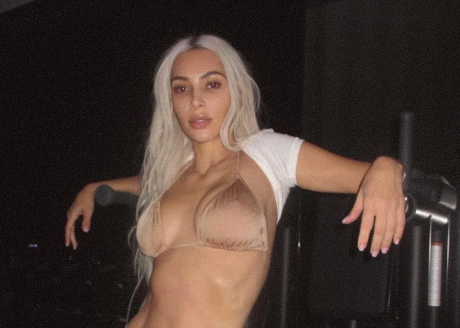 Ким Кардашьян обнажила ягодицы на фоне флага США: светскую львицу назвали "проклятием Америки"