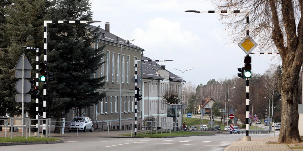 Baldonieši nav mierā ar "Rail Baltica" projektu: dzelzceļa trase nošķirs no pilsētas vairākas mājas