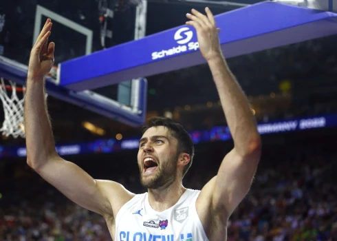 VIDEO: latvietim Eiropas čempionātā sanāk satraumēt vienu no Slovēnijas basketbola izlases līderiem