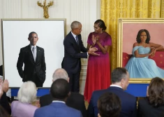 Obamas atgriežas Baltajā namā, lai atklātu savus oficiālos portretus
