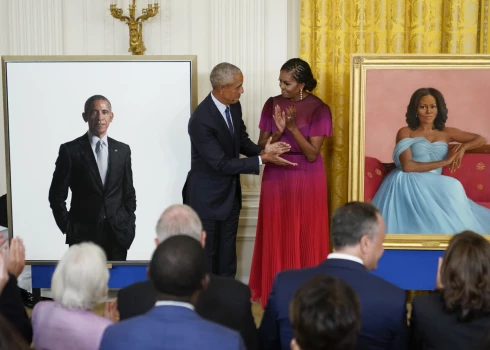 Obamas trešdien atgriezās prezidenta rezidencē uz svinīgo portretu atklāšanas ceremoniju.