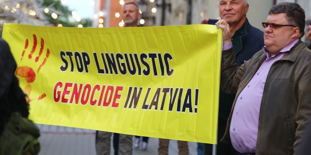 ФОТО: перед Сеймом протестовали против перехода школ нацменьшинств на обучение на латышском языке