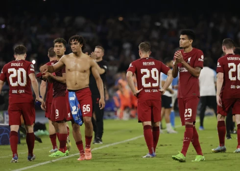 "Liverpool" futbolisti pēc fiasko Neapolē Djego Armando Maradonas vārdā nosauktajā stadionā.