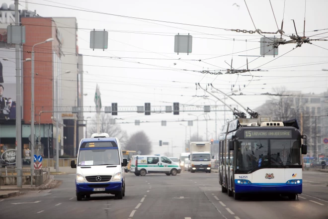 Pašreizējā haotiskā situācija mikroautobusu satiksmē pasažierus mudina no mikriņiem pārsēsties “Rīgas satiksmes” transportlīdzekļos.