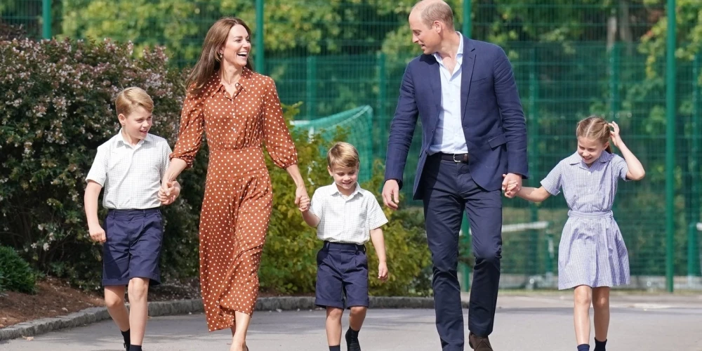 Princim Džordžam, princesei Šarlotei un princim Luisam pirmā diena jaunajā ekskluzīvajā skolā. FOTO