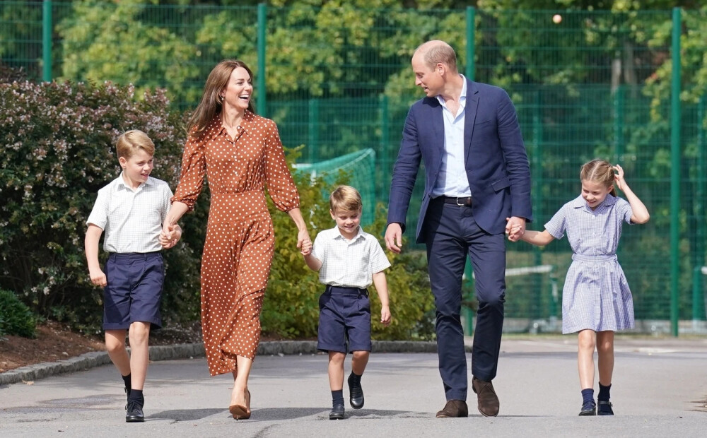 Princim Džordžam, princesei Šarlotei un princim Luisam pirmā diena jaunajā ekskluzīvajā skolā. FOTO