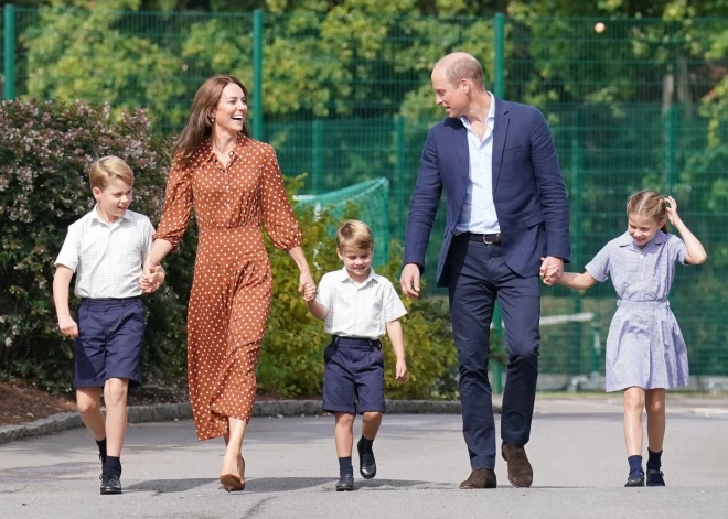 Princim Džordžam, princesei Šarlotei un princim Luisam pirmā diena jaunajā ekskluzīvajā skolā. FOTO