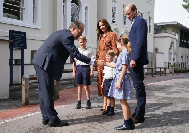 Kembridžas hercogu bērni sasveicinās ar Lambrūkas skolas direktoru.