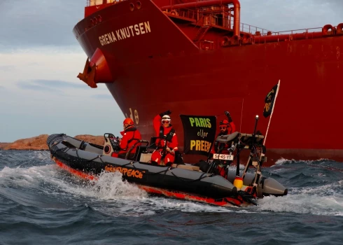 "Greenpeace" aktīvisti Zviedrijā bloķē tankkuģi ar Krievijas dabasgāzi