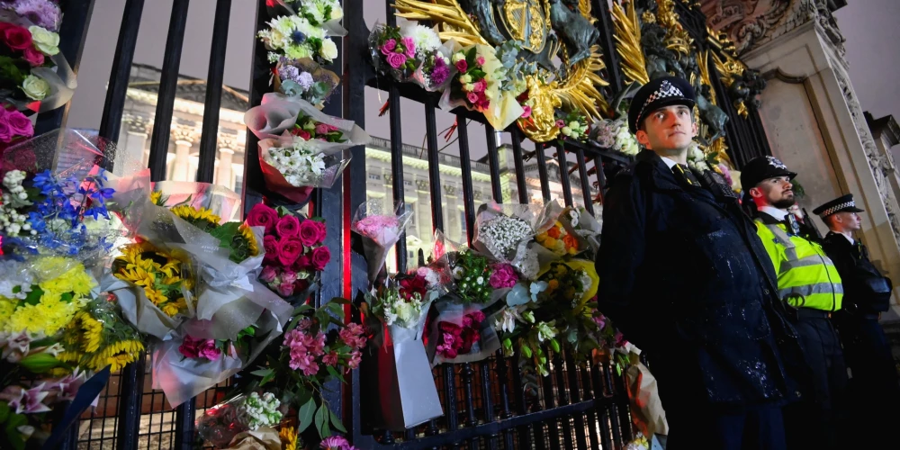 "Вы у нас были дольше, чем мы вас заслуживали": британцы собрались у Букингемского дворца, чтобы почтить память Елизаветы II