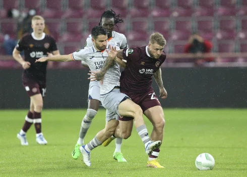 A grupā Skotijas vienība Edinburgas "Hearts" mājās ar 0:4 (0:1) zaudēja Stambulas "Bašakšehir".