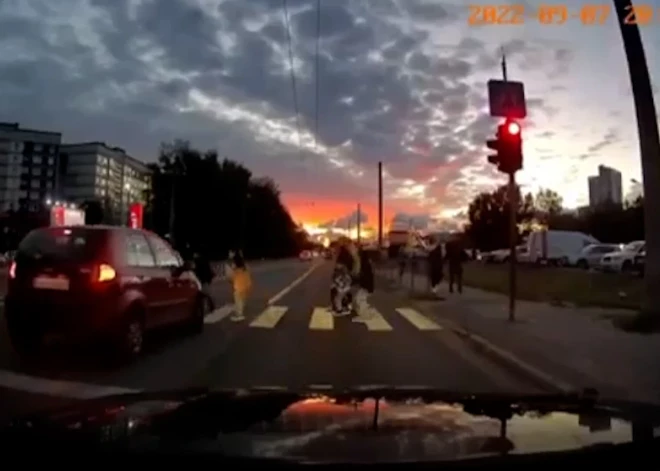 В Пурвциемсе водитель не заметил красный свет и едва не сбил детей на пешеходном переходе