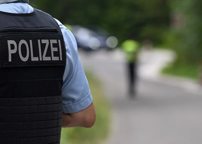 Vācijas policija nošauj vīrieti, kurš, kliedzot "Allāhu Akbar", ar nazi uzbrucis cilvēkiem