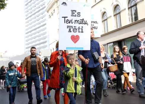 Tradicionālais Tēva dienas gājiens no Brīvības pieminekļa līdz Vērmanes dārzam.