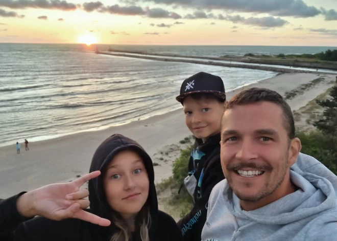 “Lieciet nost telefonus un ejiet ārā!” Tētis izstumj bērnus pa durvīm un neļauj sēdēt “TikTokā”