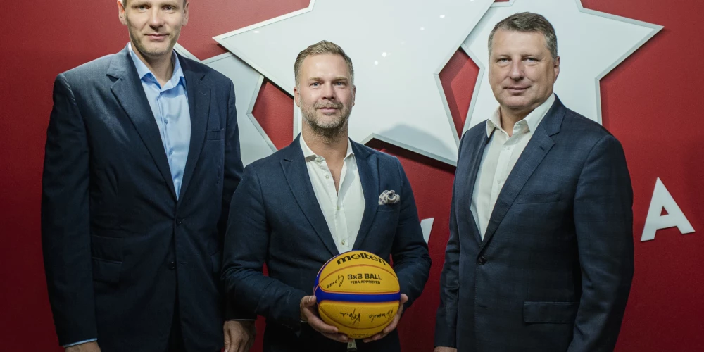 (no kreisās) Latvijas basketbola savienības ģenerālsekretārs Kaspars Cipruss, "Bergo Flooring AB" sporta projektu menedžeris Peders Stāls un Latvijas basketbola savienības prezidents Raimonds Vējonis.