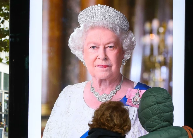 ВИДЕО: ведущий в прямом эфире выпил шампанское за смерть Елизаветы II