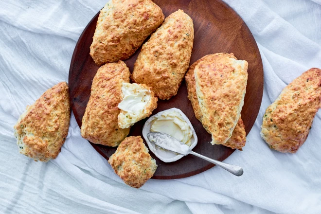 «Пышные» булочки с сыром и петрушкой или сконы