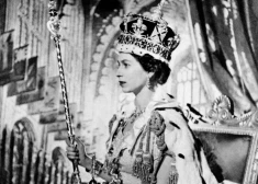 Karaliene Elizabete II savā kronēšanas dienā, 1953. gada 2. jūnijā Londonā.