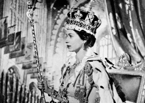 Karaliene Elizabete II savā kronēšanas dienā, 1953. gada 2. jūnijā Londonā.