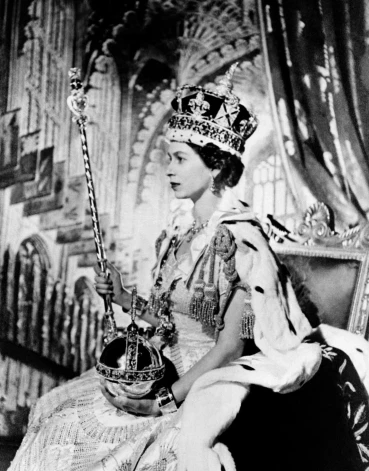 Karaliene Elizabete II savā kronēšanas dienā, 1953. gada 2. jūnijā Londonā.