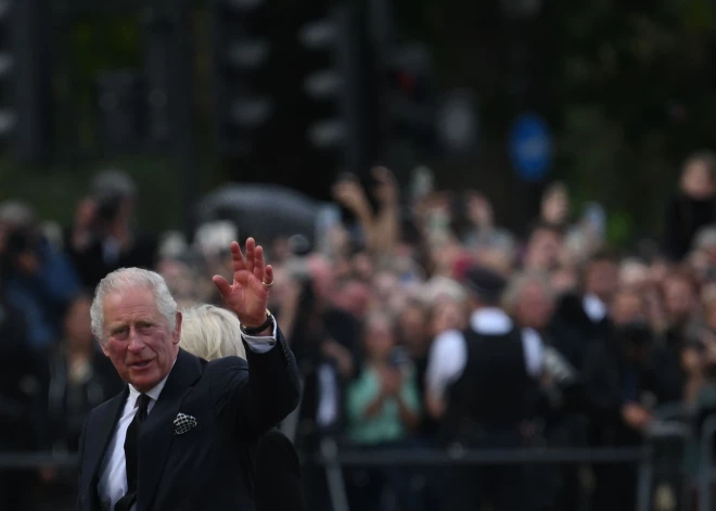ВИДЕО: первый официальный выход нового короля Великобритании Карла III