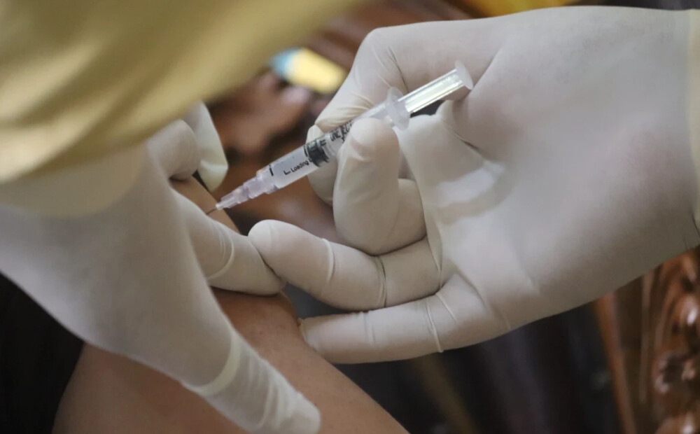 Izmaksās divas naudas kompensācijas par vakcinācijas pret Covid-19 kaitējumu veselībai