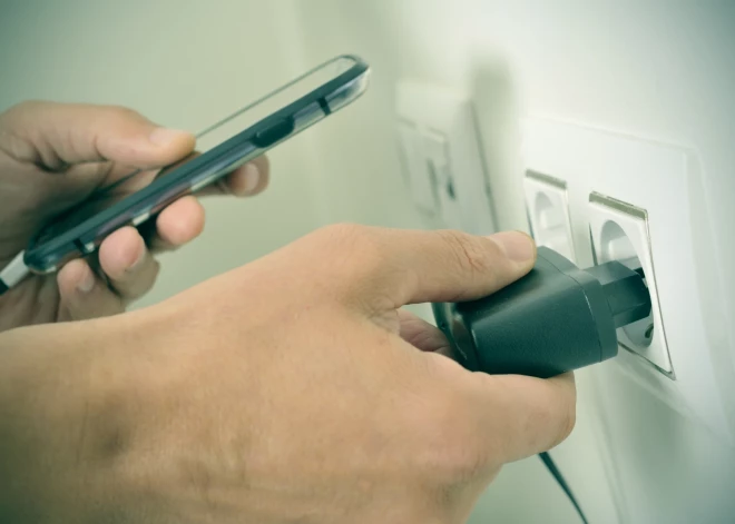Telefona lādētāju labāk rozetē neatstāt un citas elektrības taupīšanas gudrības