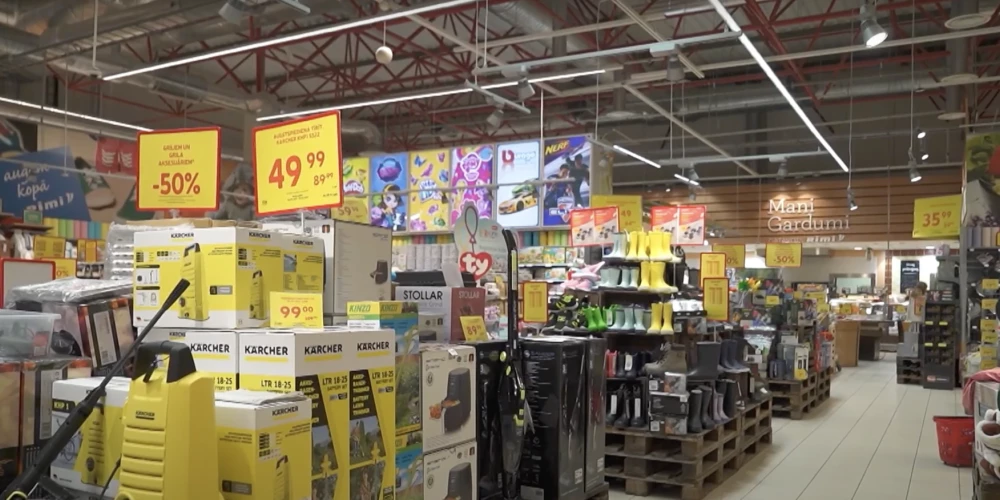 Супермаркеты Латвии начинают экономить, но мелким торговцам грозит неплатежеспособность