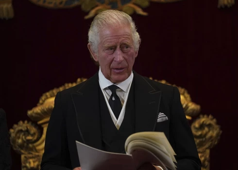 "Dievs, sargi karali!" Čārlzs III oficiāli pasludināts par Apvienotās Karalistes jauno monarhu