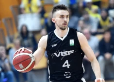 VEF Rīga" spēlētājs Kristers Zoriks (nr.4, melnā tērpā) Latvijas Basketbola līgas fināla spēlē starp "VEF Rīga" un BK "Ventspils" komandām "Rimi" Olimpiskajā centrā.