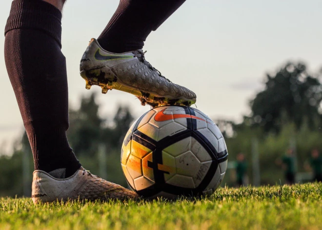 "Valmieras" futbolisti svarīgā cīņā par čempiontitulu uzvar "Riga" komandu