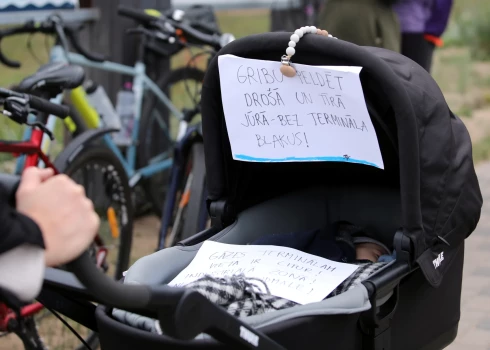 Piekrastes vides aizsardzības biedrības Saulkrastu jūras parkā rīkotā protesta akcija pret Skultes sašķidrinātās dabasgāzes termināli.