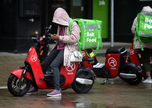 "Bolt food" kurjeri un "Ride" elektriskie motorolleri.