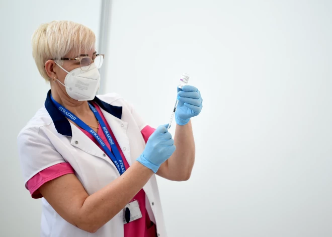 Вакцинация продолжается: в Латвии начинают прививать адаптированными вакцинами от Covid-19