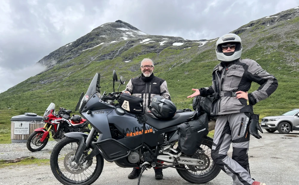 Agnesi Drunks ektemann tar henne med rundt i Norge på motorsykkel