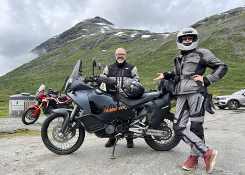 Agnesi Drunku vīrs izvizina ar motociklu pa Norvēģiju