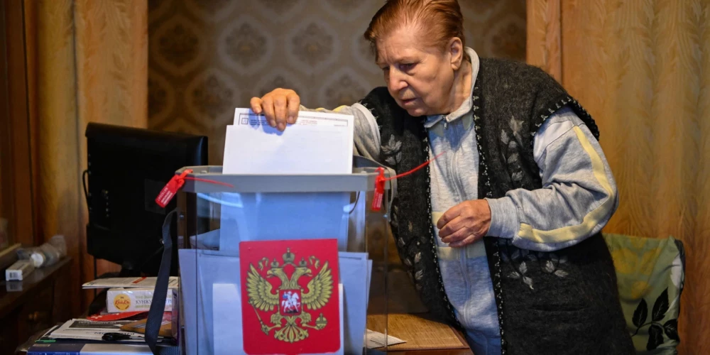 Krievijas gubernatoru un reģionālo parlamentu vēlēšanās uzvarējuši Kremļa atbalstītie kandidāti
