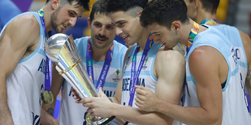 Argentīnas izlases basketbolisti ar tikko izcīnīto trofeju.